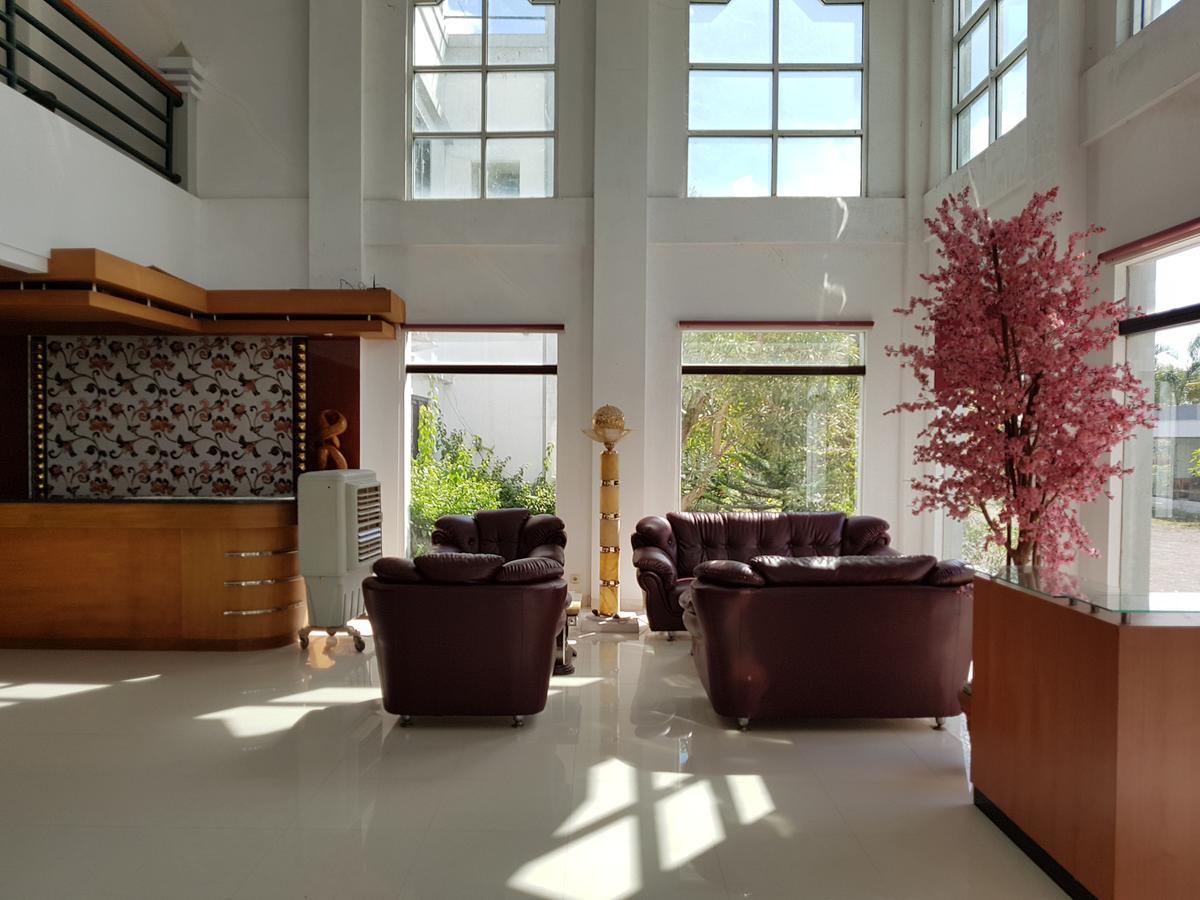 Grand Royal Taliwang Hotel Exterior photo